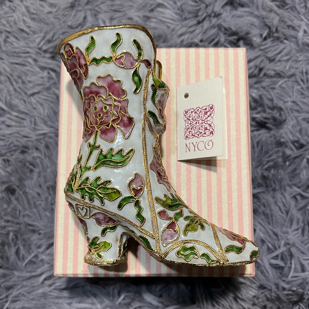 🌸 NYCO Victorian floral boot ornament 🌸